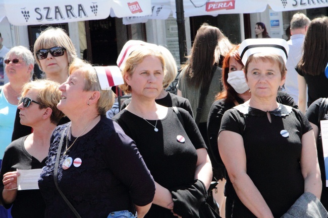 Protest pielęgniarek i położnych na Rynku Głównym