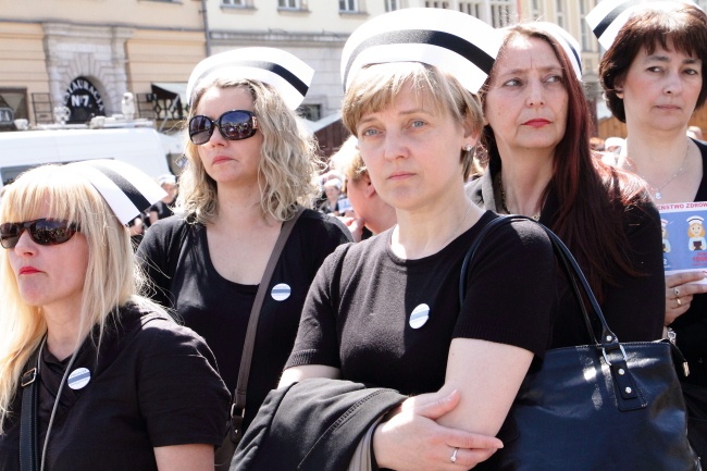 Protest pielęgniarek i położnych na Rynku Głównym