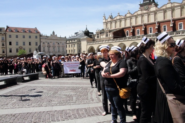 Protest pielęgniarek i położnych na Rynku Głównym