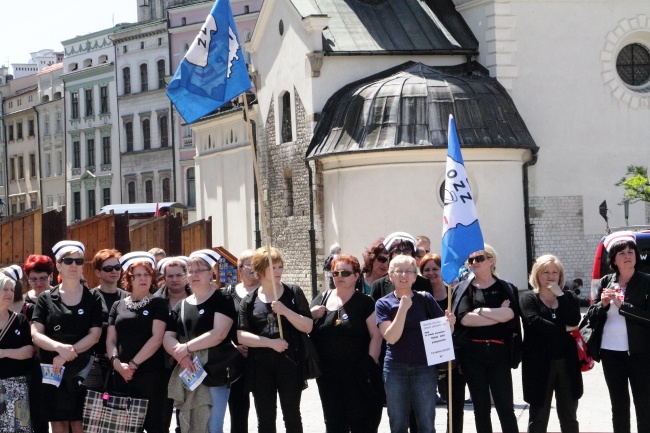 Protest pielęgniarek i położnych na Rynku Głównym