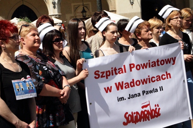 Protest pielęgniarek i położnych na Rynku Głównym