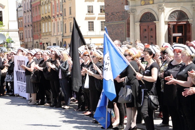 Protest pielęgniarek i położnych na Rynku Głównym