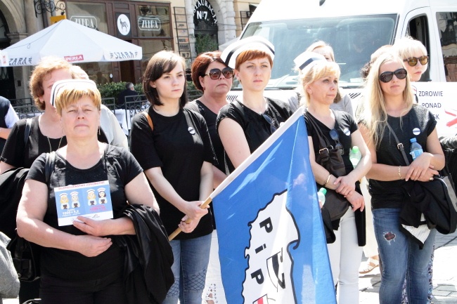 Protest pielęgniarek i położnych na Rynku Głównym