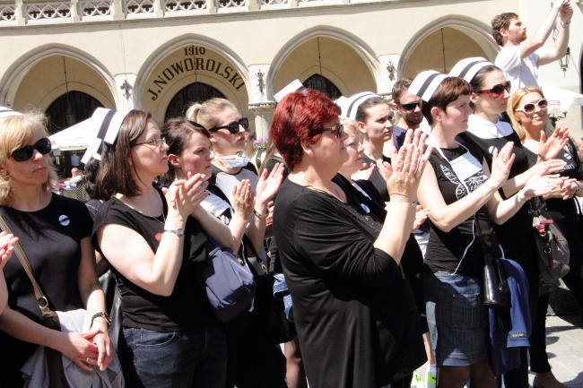 Protest pielęgniarek i położnych na Rynku Głównym