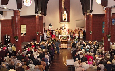 Powyżej: Uroczystą Eucharystię koncelebrowało ok. 40 kapłanów, w tym: byli wikariusze, obecni słupscy duszpasterze, a także biskup senior Tadeusz Werno