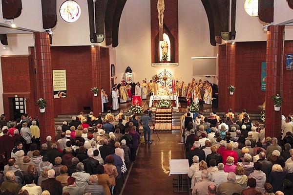 Powyżej: Uroczystą Eucharystię koncelebrowało ok. 40 kapłanów, w tym: byli wikariusze, obecni słupscy duszpasterze, a także biskup senior Tadeusz Werno