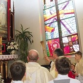  Poświęcony obraz błogosławionej zawisł w ołtarzu bocznym obok wizerunku Jezusa Miłosiernego