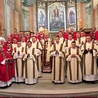 Powyżej: Nowi diakoni z księżmi biskupami i przełożonymi z krakowskiego seminarium