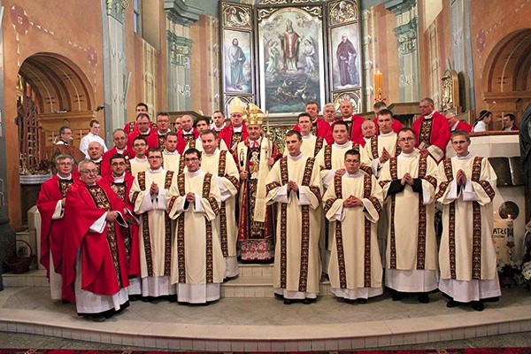 Powyżej: Nowi diakoni z księżmi biskupami i przełożonymi z krakowskiego seminarium