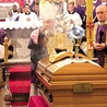 We Mszy św. pogrzebowej wzięło udział kilkunastu biskupów i kilkaset osób duchownych – zarówno kapłanów,  jak i sióstr zakonnych – oraz liczni świeccy