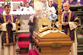 We Mszy św. pogrzebowej wzięło udział kilkunastu biskupów i kilkaset osób duchownych – zarówno kapłanów,  jak i sióstr zakonnych – oraz liczni świeccy