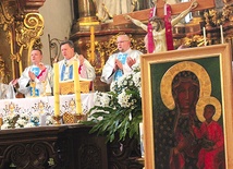 Wizerunek Matki Bożej został uroczyście wniesiony do trzebnickiego sanktuarium