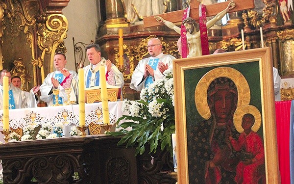  Wizerunek Matki Bożej został uroczyście wniesiony do trzebnickiego sanktuarium