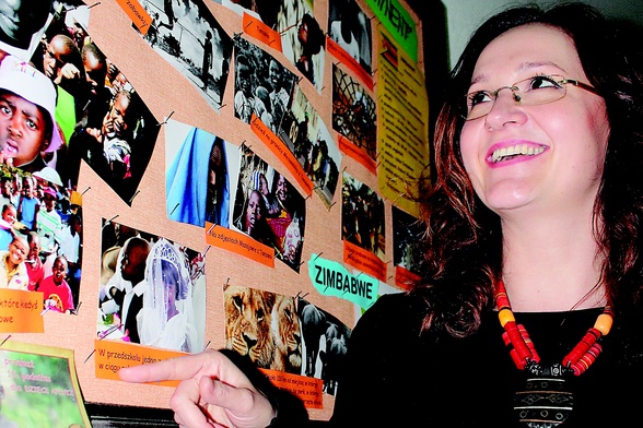 Emilia Pietnoczka pokazuje gazetkę szkolną. – Zdjęcia przedstawiają życie dzieci na misjach werbistów w Zimbabwe – wyjaśnia
