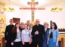 Komitet organizacyjny jubileuszu parafii wraz z księdzem proboszczem