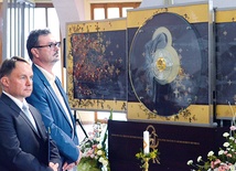 Twórcy ołtarza – Piotr Ciołkiewicz, inicjator dzieła, prezes Stowarzyszenia „Communità Regina della Pace”, i artysta plastyk Mariusz Drapikowski, autor ołtarza