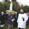  Osoby konsekrowane w procesji z figurą Matki Bożej Fatimskiej. Z przodu br. Przemek Rębowski