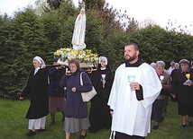  Osoby konsekrowane w procesji z figurą Matki Bożej Fatimskiej. Z przodu br. Przemek Rębowski