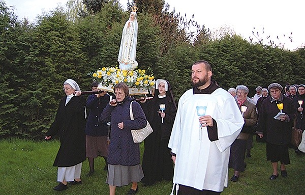  Osoby konsekrowane w procesji z figurą Matki Bożej Fatimskiej. Z przodu br. Przemek Rębowski