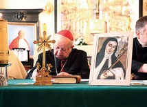  Kard. Stanisław Dziwisz podpisuje dokumenty procesu beatyfikacyjnego Teresy od Jezusa. Na biurku stoi jej portret