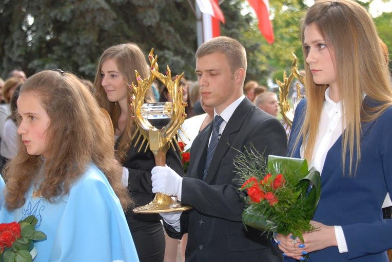 Młodzi z relikwiami św. Jana Pawła II