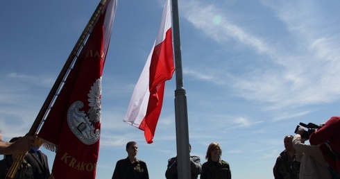 Biało-czerwona nad kopcem