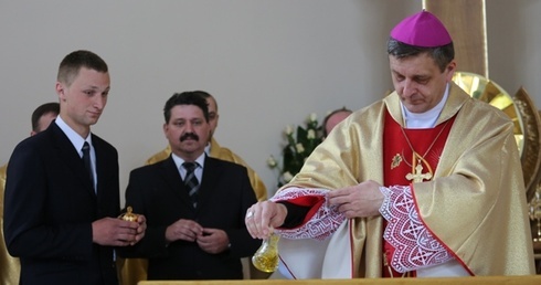 Konsekracja ołtarza w zbytkowskiej świątyni