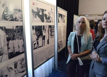Wystawa była okazją do spotkania pokoleń - byłych pielęgniarek w habitach, przedstawianych na fotogramach i tych, dla których dziś ważną sprawą jest opieka nad chorymi