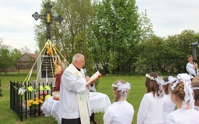 W wielu parafiach w maju przy kapliczkach odbywają się nabożeństwa majowe