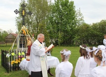 W wielu parafiach w maju przy kapliczkach odbywają się nabożeństwa majowe