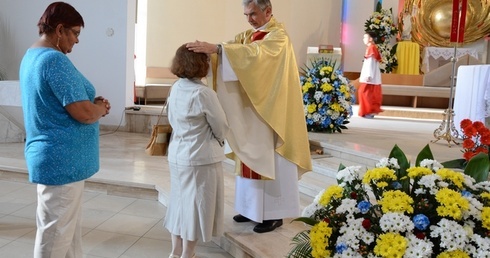 Modlitwa i kwiaty dla mam