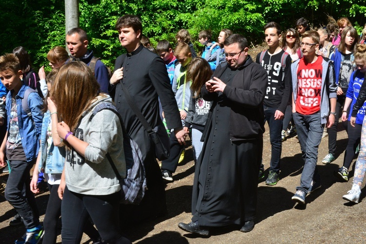 Młodzież w drodze na Chełmiec