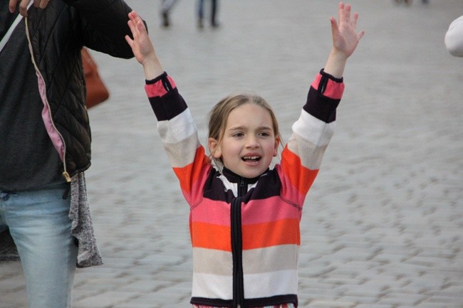 Tańcem chwalmy Go... na rynku!