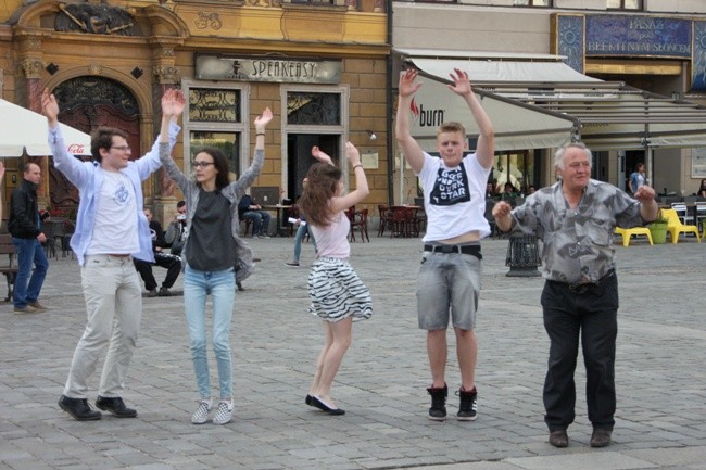 Tańcem chwalmy Go... na rynku!