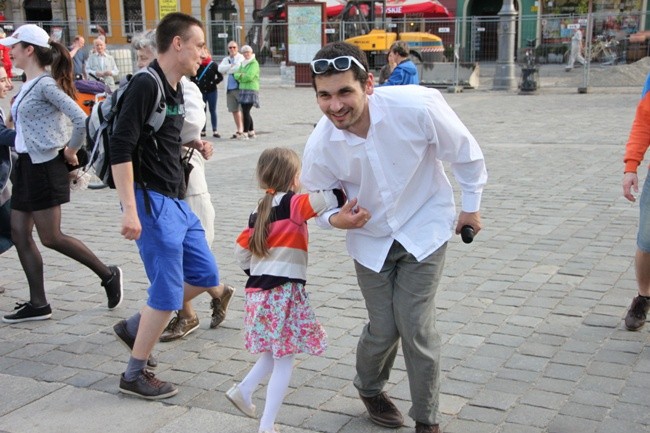 Tańcem chwalmy Go... na rynku!