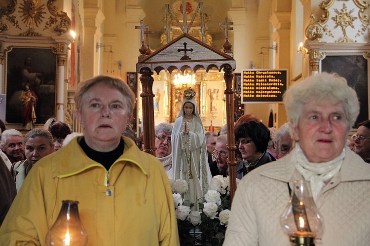 Procesja z figurą MB Fatimskiej wyrusza z kościoła w Głogowcu