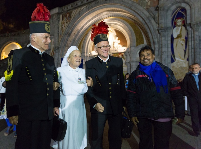 Lourdes, procesja różańcowa