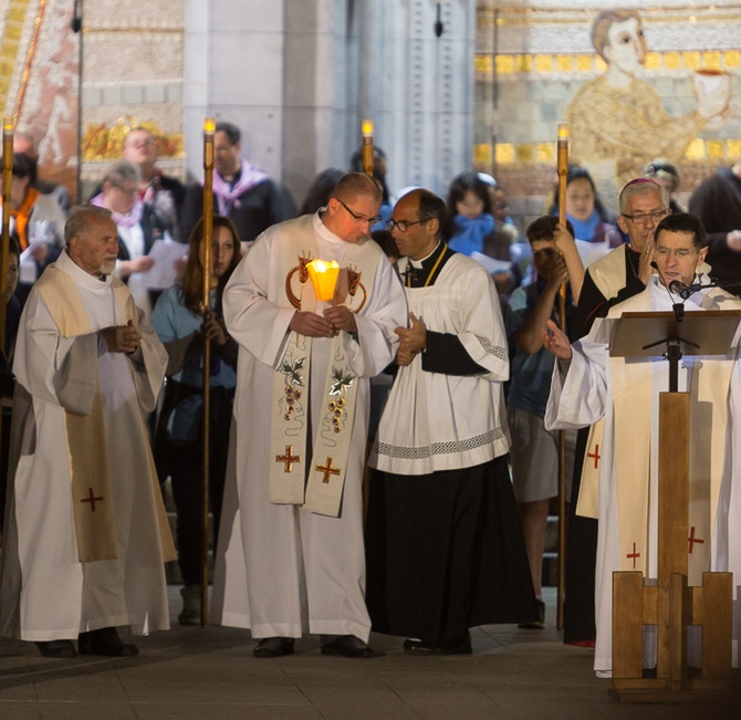 Lourdes, procesja różańcowa