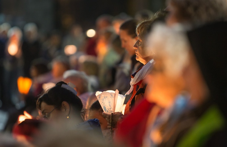 Lourdes, procesja różańcowa