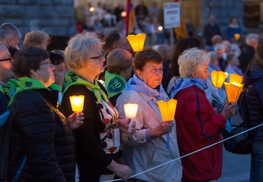 Lourdes, procesja różańcowa