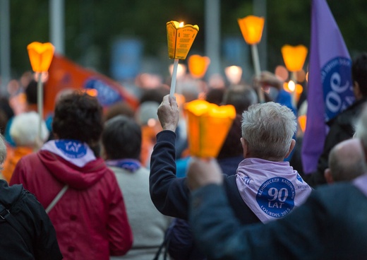Lourdes, procesja różańcowa