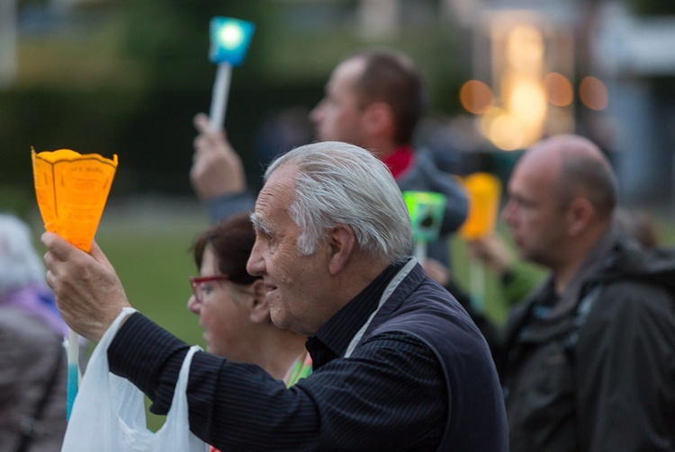 Lourdes, procesja różańcowa