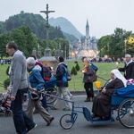 Lourdes, procesja różańcowa