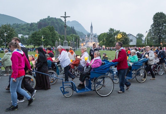 Lourdes, procesja różańcowa