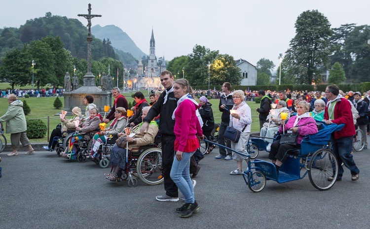 Lourdes, procesja różańcowa