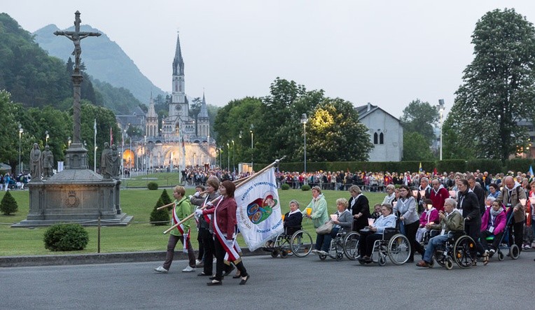 Lourdes, procesja różańcowa