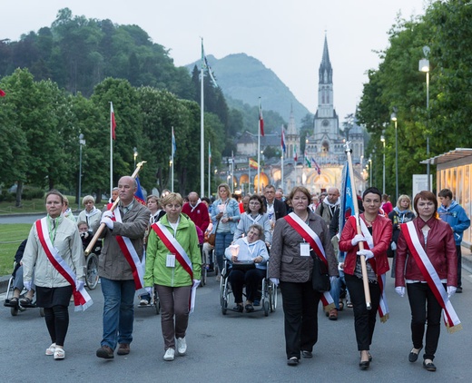 Lourdes, procesja różańcowa