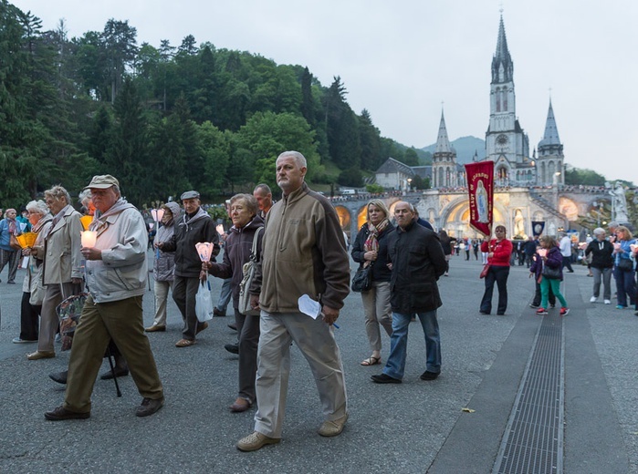 Lourdes, procesja różańcowa