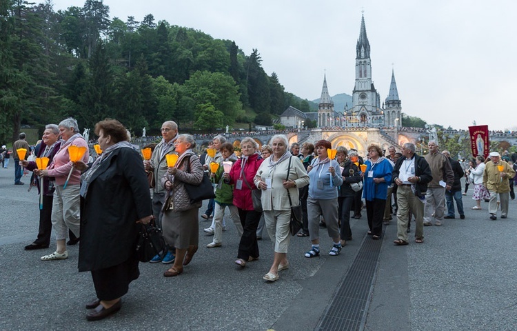 Lourdes, procesja różańcowa