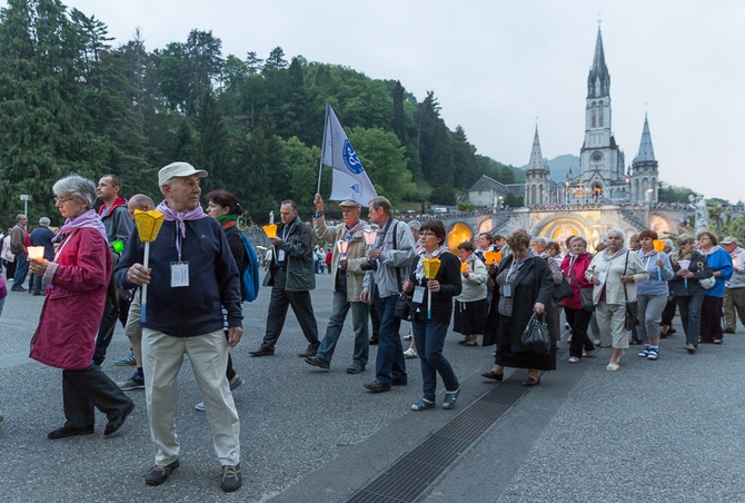 Lourdes, procesja różańcowa